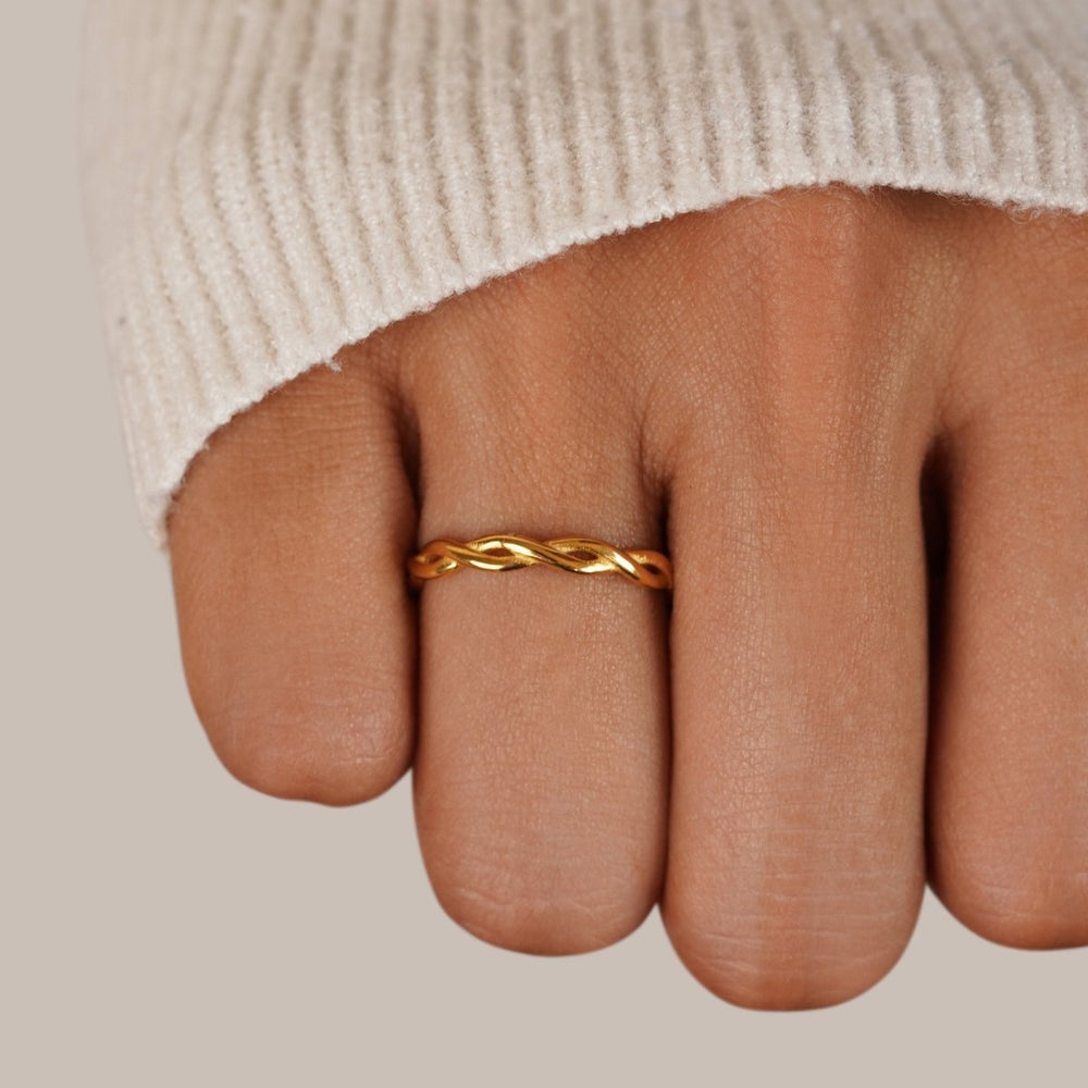 Infinity 18K Gold Twist Ring - Harry & Olivia Birmingham
