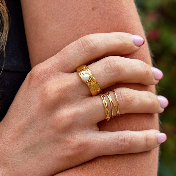 Infinity 18K Gold Twist Ring - Harry & Olivia Birmingham